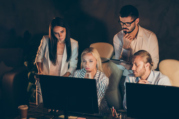 Groupe de personnes devant un ordinateur